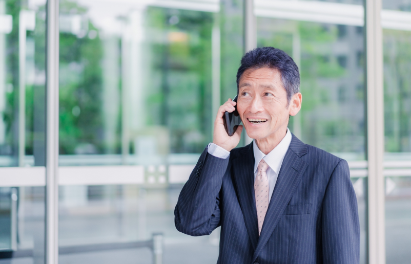 電話で話すシニア男性