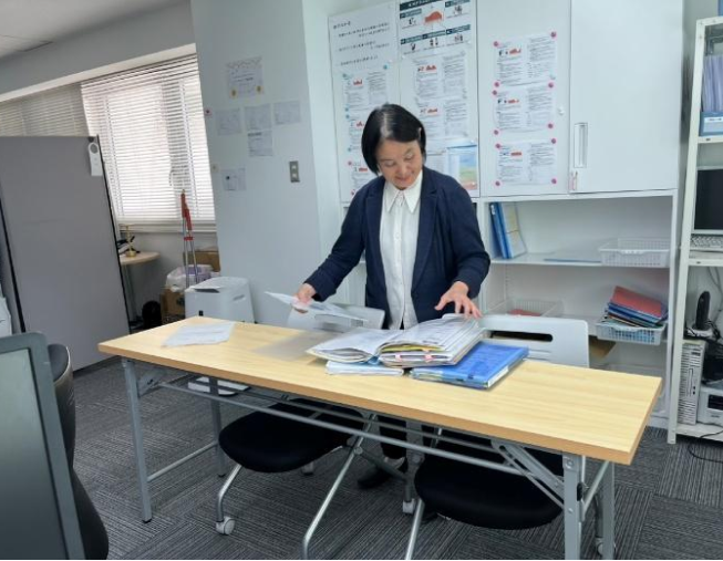 デスクで業務を行う坂森さん