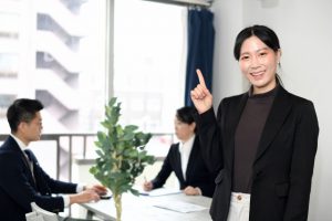 相談を案内するスタッフ