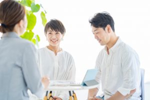 手続きの説明をする司法書士と相談者
